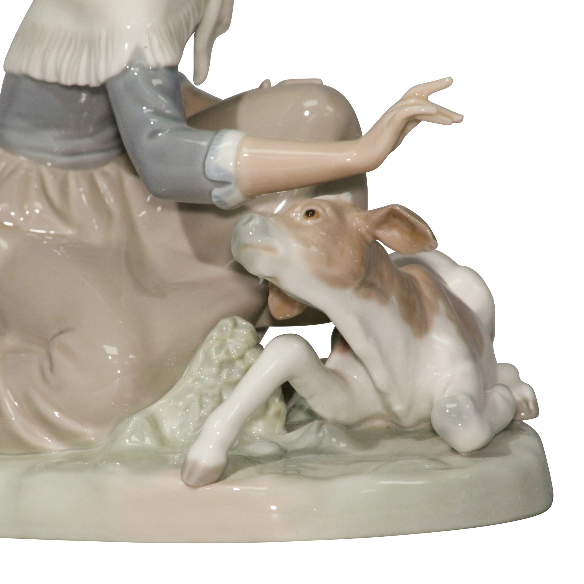 Lladro Caressing A Little Calf Porcelain Sculpture #4827